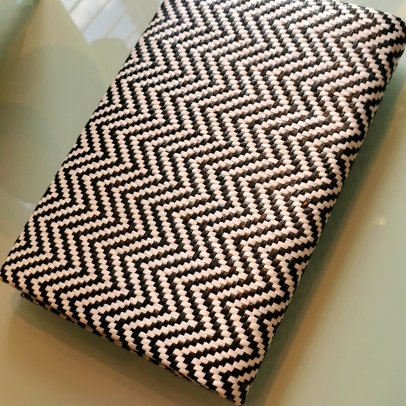 NWOT Forever 21 clutch with chain - Picture 2 of 4